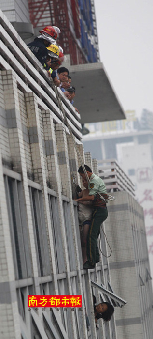 Ů�Ӹ�¥�������� Χ���߶¾Ȼ�����һ������